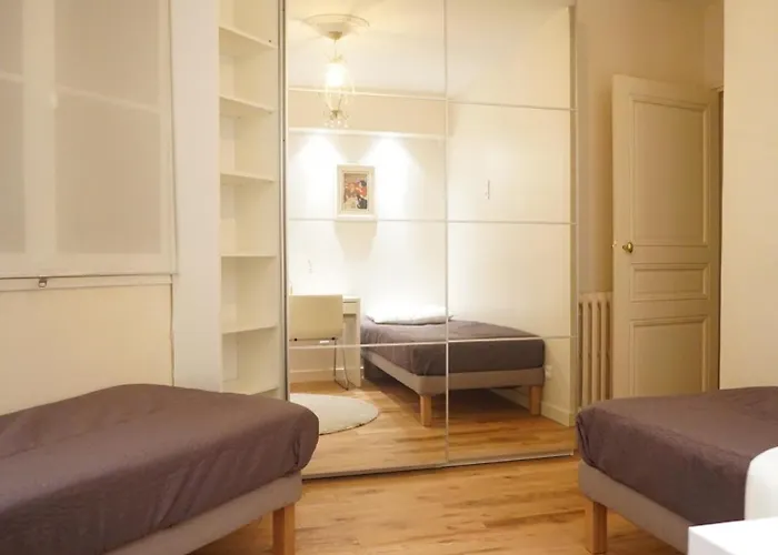 With Parisian Ambience In Elegant 16th Arrondissement شقة باريس
