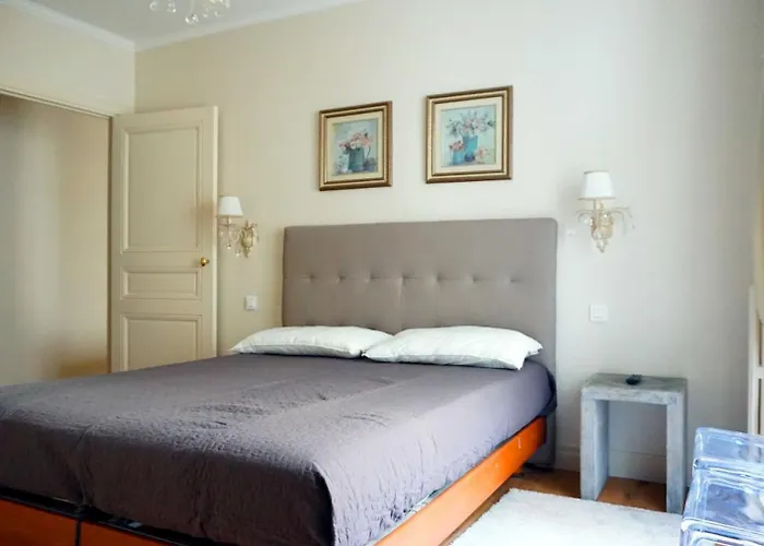 With Parisian Ambience In Elegant 16th Arrondissement شقة باريس