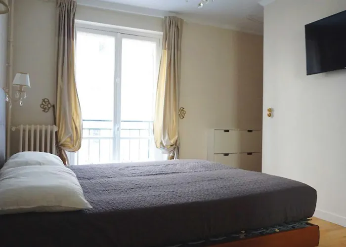 With Parisian Ambience In Elegant 16th Arrondissement شقة *