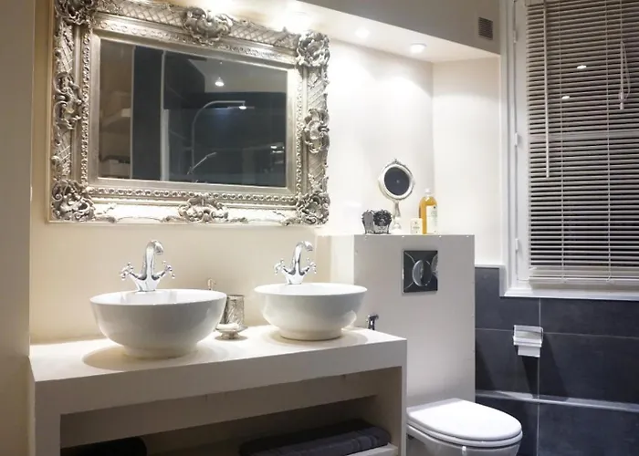 With Parisian Ambience In Elegant 16th Arrondissement شقة
