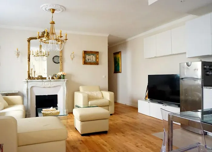 With Parisian Ambience In Elegant 16th Arrondissement شقة باريس