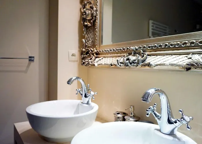 With Parisian Ambience In Elegant 16th Arrondissement باريس