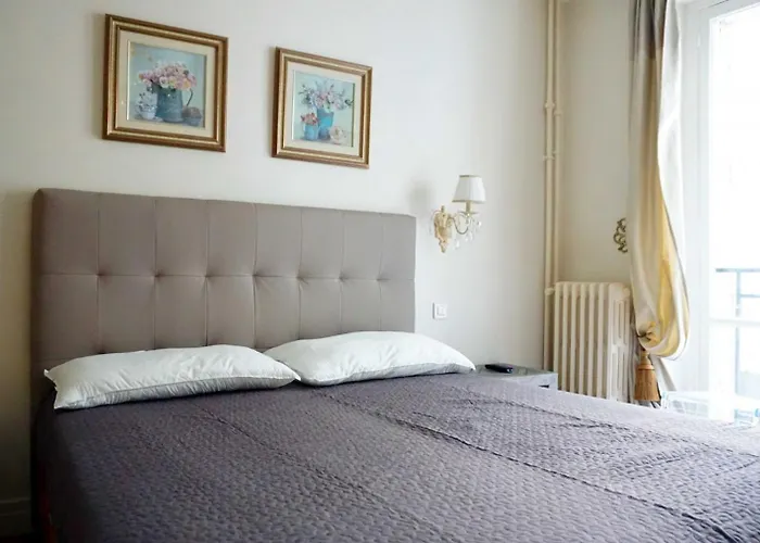 With Parisian Ambience In Elegant 16th Arrondissement شقة باريس